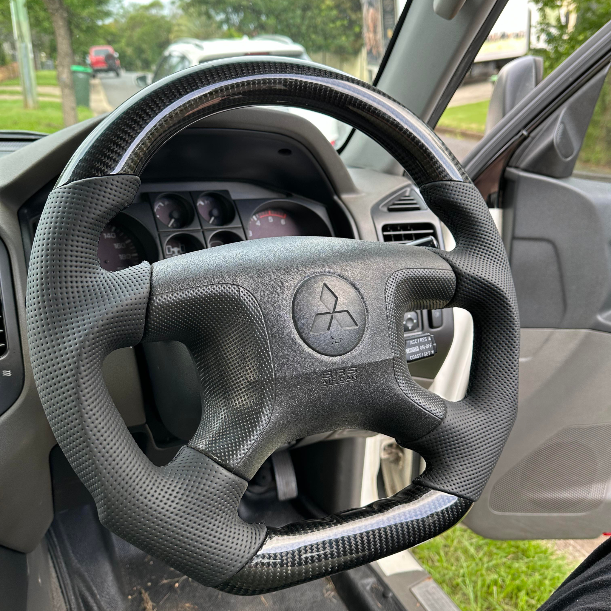 Carbon Fibre Steering Wheel for Mitsubishi Pajero NM, NP (1999–2006)